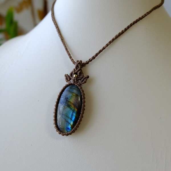 大きめラブラドライト（マダガスカル産）マルチカラー マクラメ編みペンダントネックレス 男女兼用可アクセサリー 3519