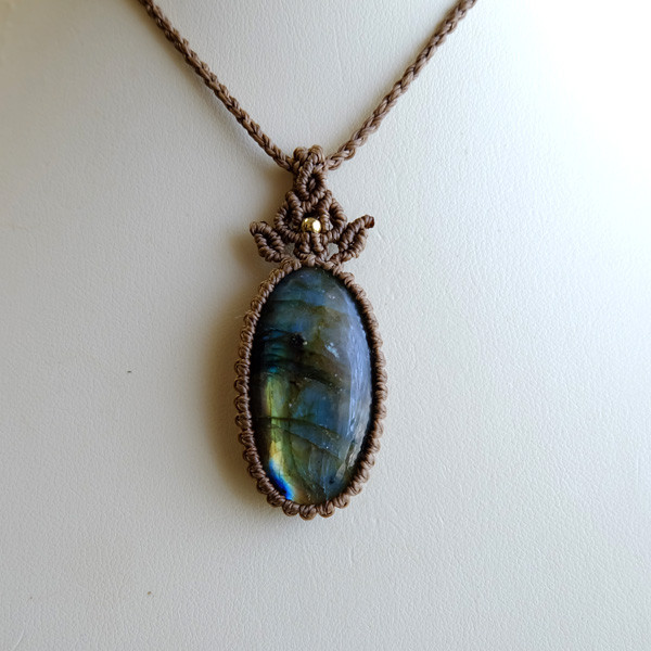 大きめラブラドライト（マダガスカル産）マルチカラー マクラメ編みペンダントネックレス 男女兼用可アクセサリー 3519