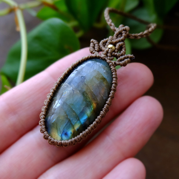 大きめラブラドライト（マダガスカル産）マルチカラー マクラメ編みペンダントネックレス 男女兼用可アクセサリー 3519