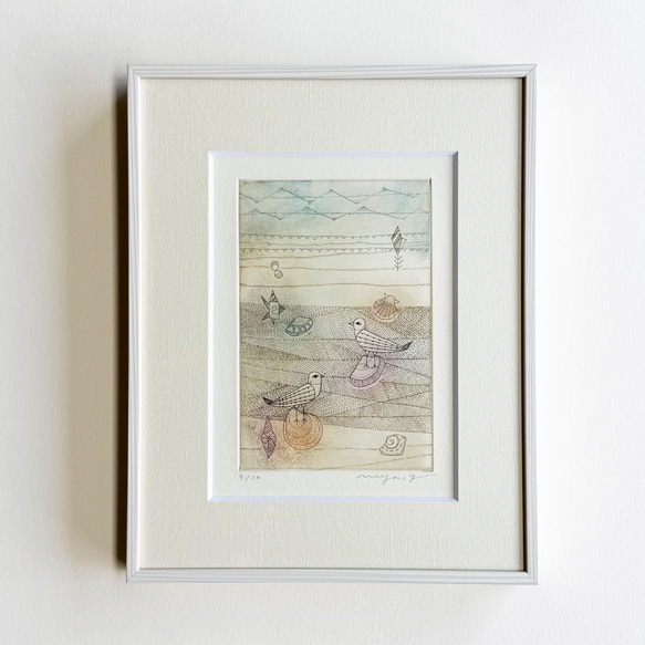 銅版画作品「砂浜で、貝がら探し」フレーム入 版画 山田ミヤ 通販