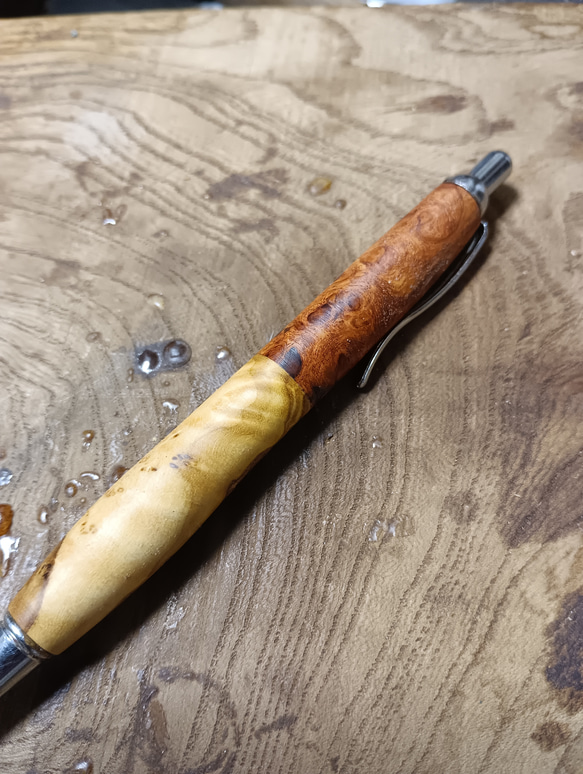 木軸ノック式ボールペン　オリーブ瘤＆花梨瘤ぶどう杢蜜蝋クリーム仕上げ 6枚目の画像