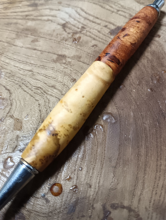 木軸ノック式ボールペン　オリーブ瘤＆花梨瘤ぶどう杢蜜蝋クリーム仕上げ 4枚目の画像