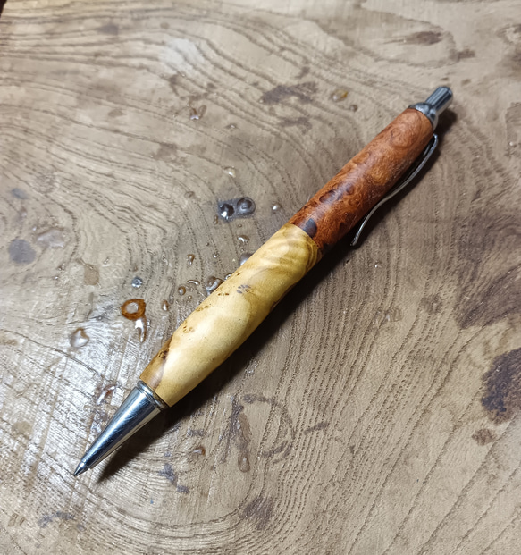 木軸ノック式ボールペン　オリーブ瘤＆花梨瘤ぶどう杢蜜蝋クリーム仕上げ 2枚目の画像