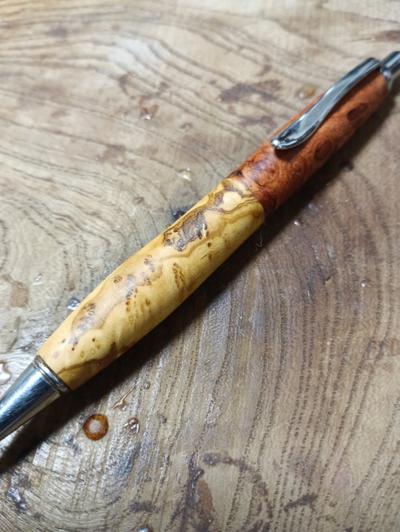木軸ノック式ボールペン　オリーブ瘤＆花梨瘤ぶどう杢蜜蝋クリーム仕上げ 5枚目の画像