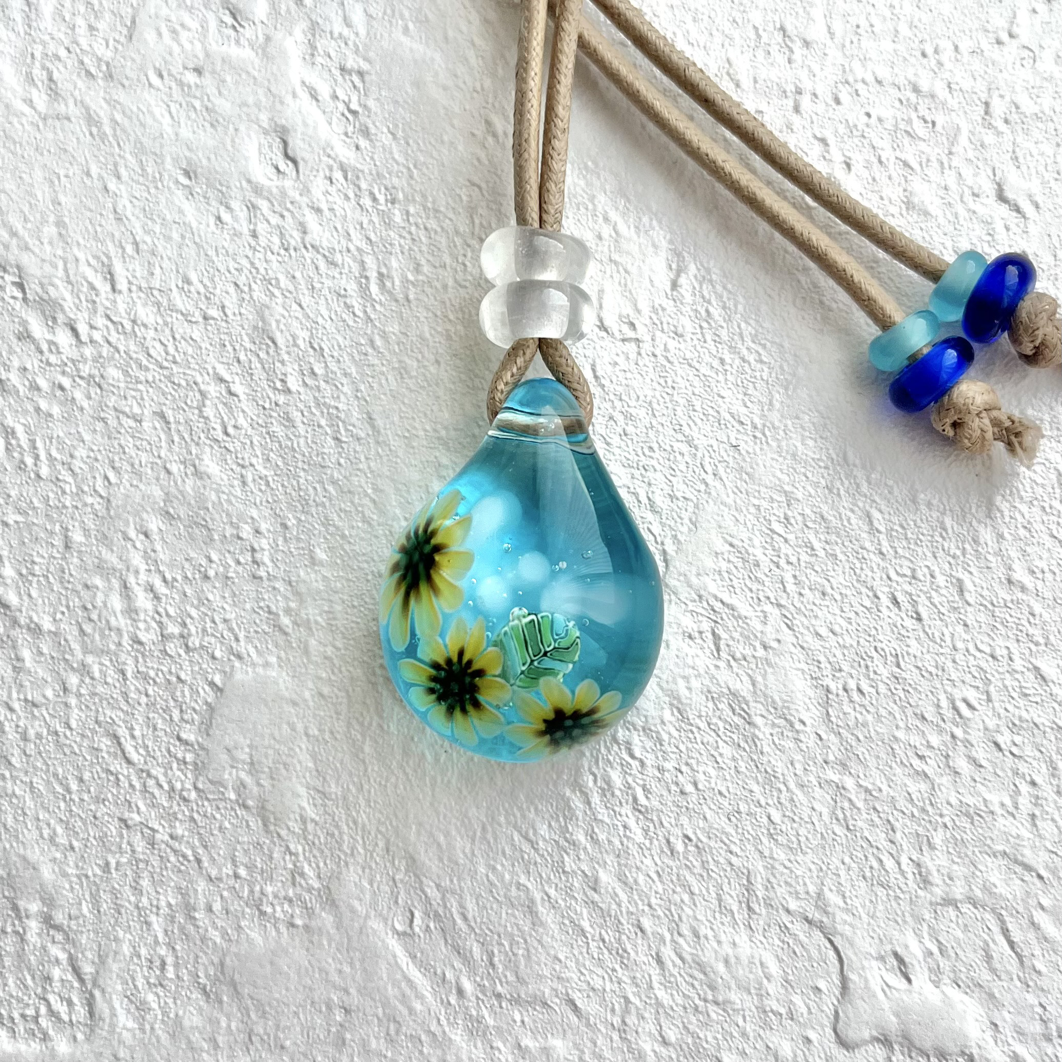 夏の空とひまわりのネックレス