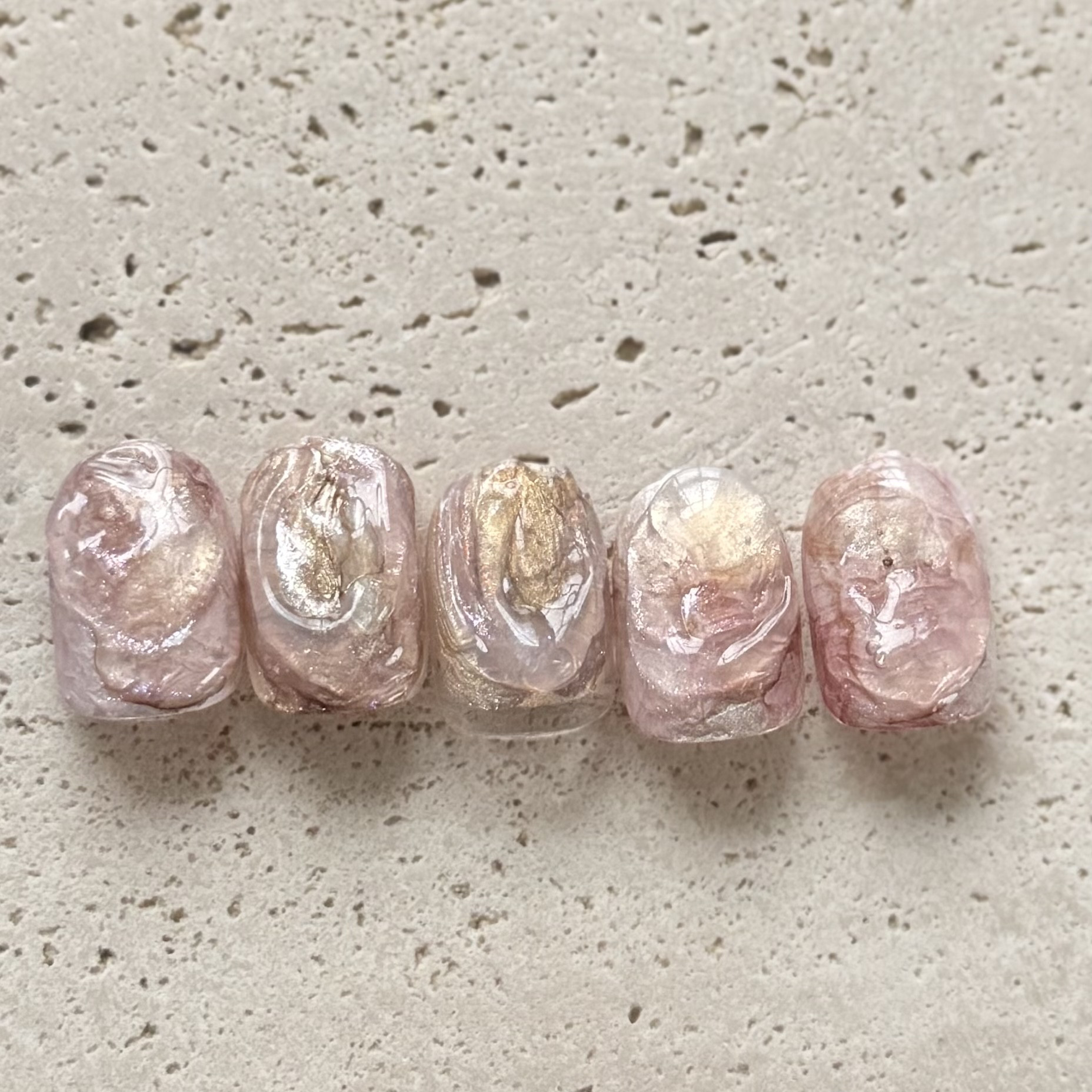 ゴツゴツ凹凸 × ピンクベージュニュアンス