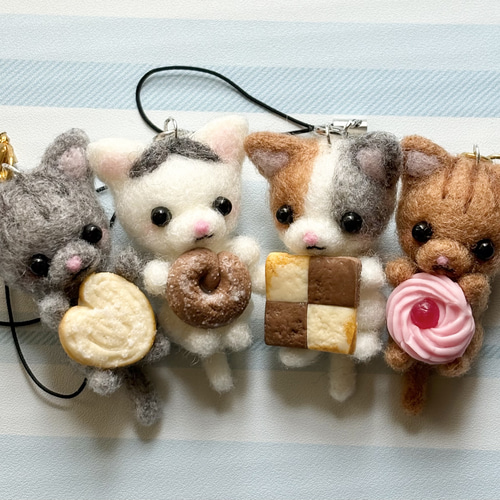 シナモンロール大好き♡白猫ちゃんのストラップ 〜受注制作