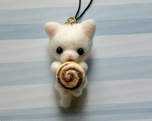 シナモンロール大好き♡白猫ちゃんのストラップ 〜受注制作