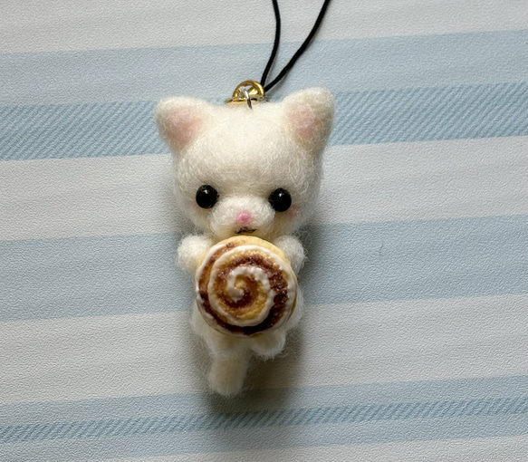 シナモンロール大好き♡白猫ちゃんのストラップ 〜受注制作