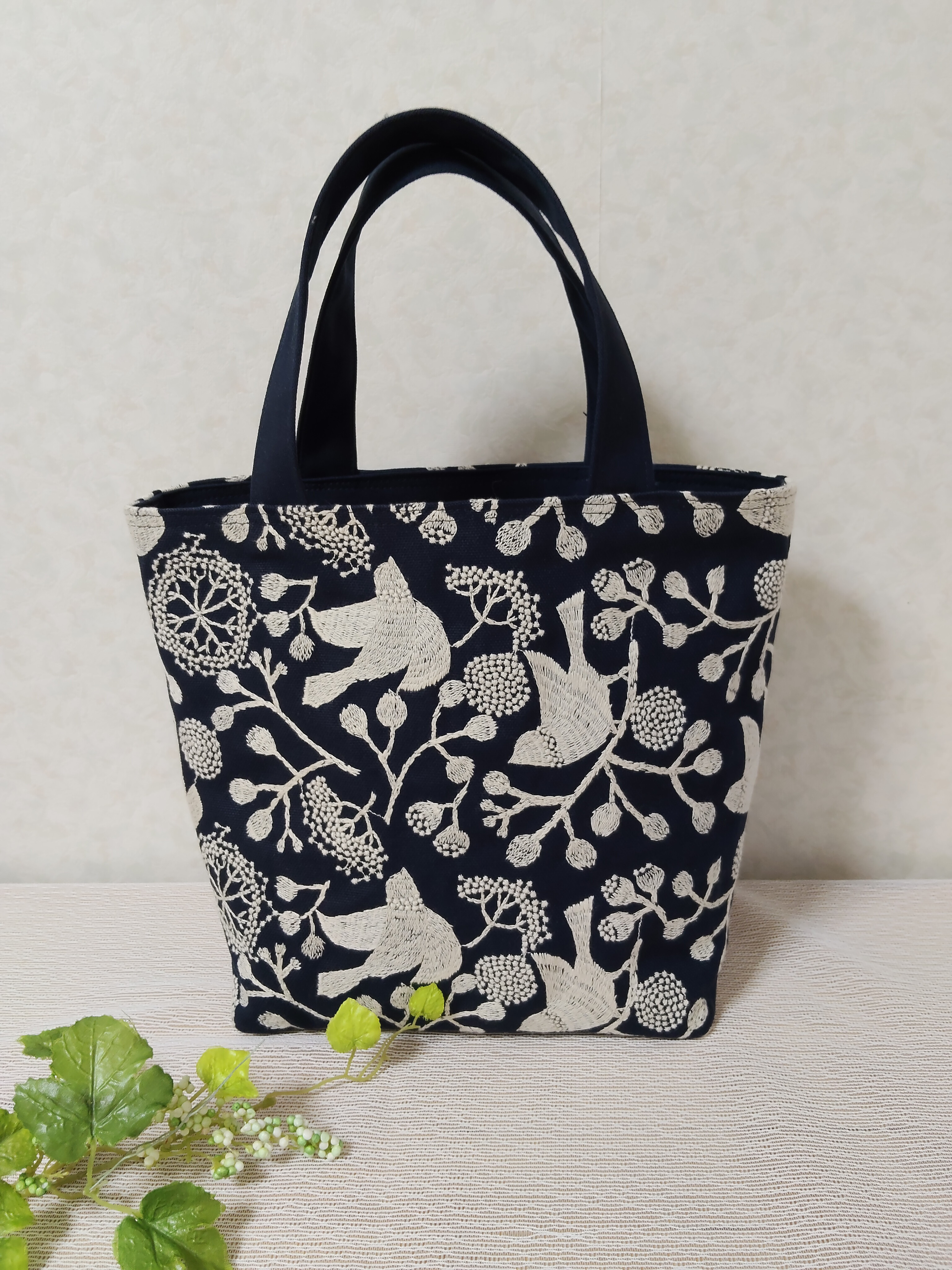 点と線模様製作所　bird garden ネイビー×白のトート