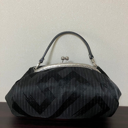 アンズルーム★コロンと可愛い　がま口バッグ★ハンドバッグ★帯リメイク★黒　喪 アンズルーム☆コロンと可愛い がま口バッグ☆ハンドバッグ☆帯