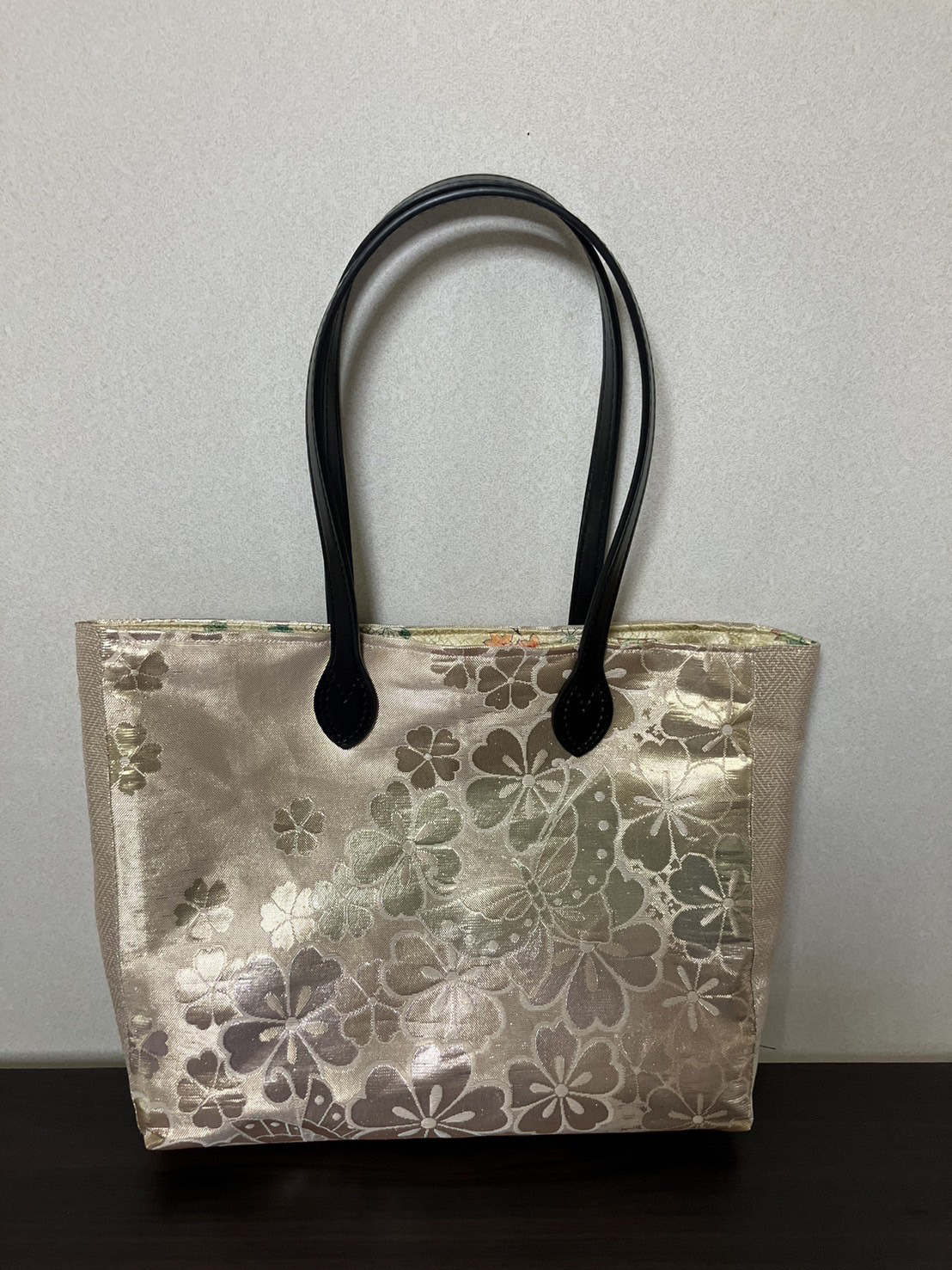 アンズルーム★ちょっと豪華な　トートバッグ★ハンドバッグ★着物　帯★金×蝶★A4