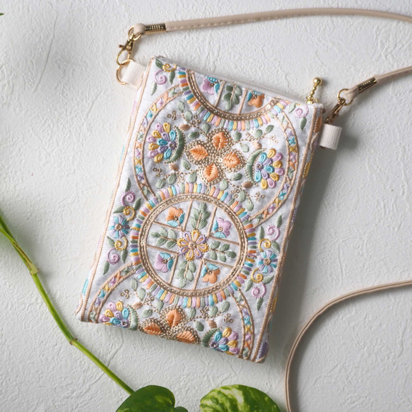 ぱんださん☆　インド刺繍と合皮　ポシェット　ハンドメイド ぱんださん☆ インド刺繍と合皮 ポシェット ハンドメイド インド刺繍