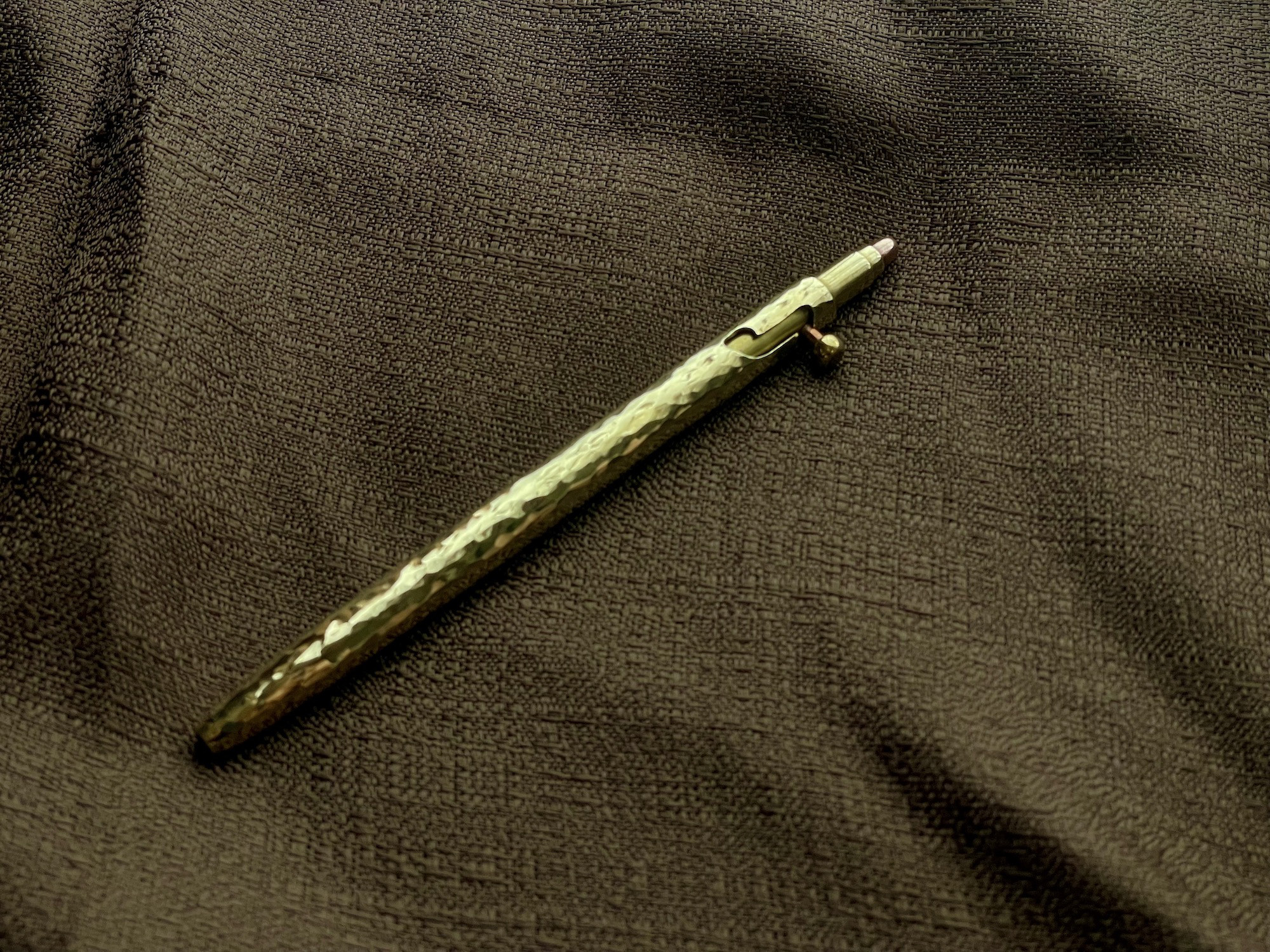 真鍮製ボルトアクションのボールペン・槌目タイプ（G2タイプ）