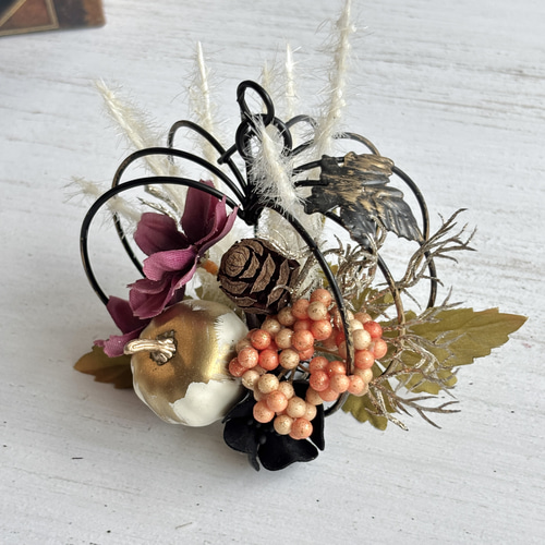 パンプキンの大人ハロウィンアレンジ〈ホワイト×ベリー＆パープル