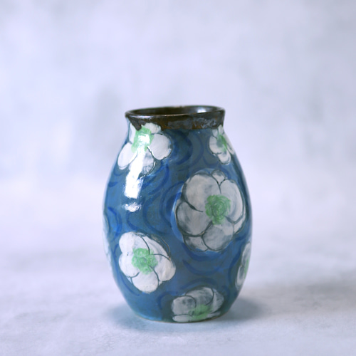 手描き模様の陶器花瓶2個セット 手描き模様の陶器花瓶2個セット 紺地に白い花模様の手描きデザイン