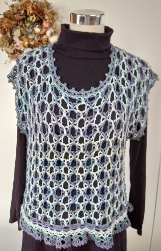 ２色の糸で編んでいます。亀甲模様のベスト～～！！