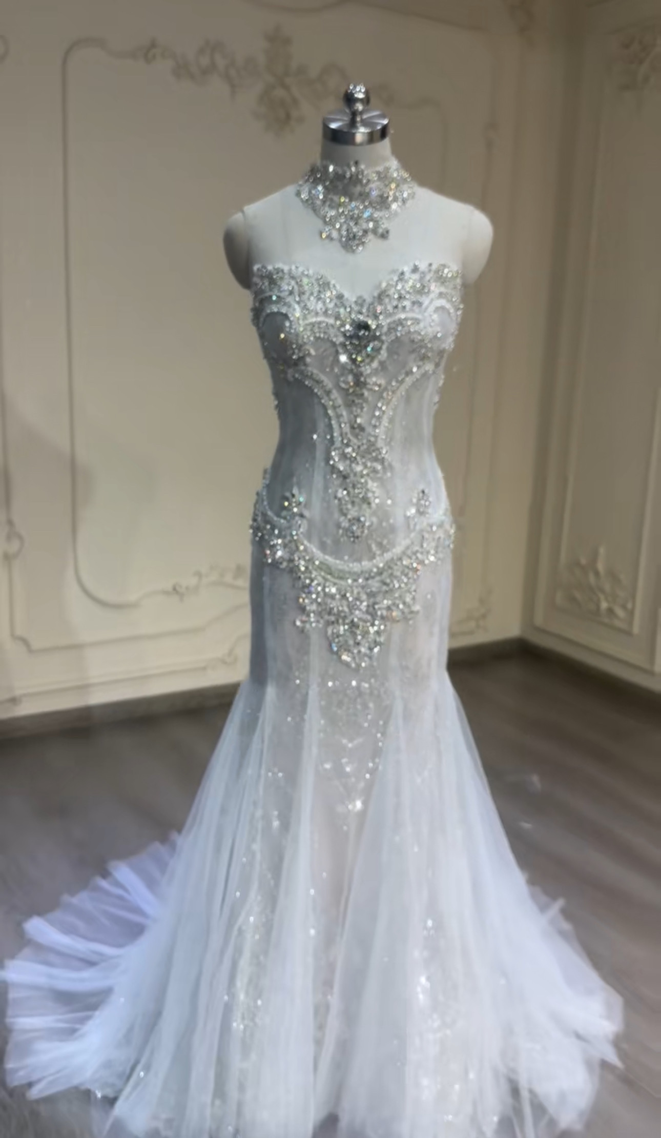 タイトスカート　白　ホワイト　エレガントなシルエット　チューブトップ　ビジュー取り外し可能オーバースカート　バックリボン