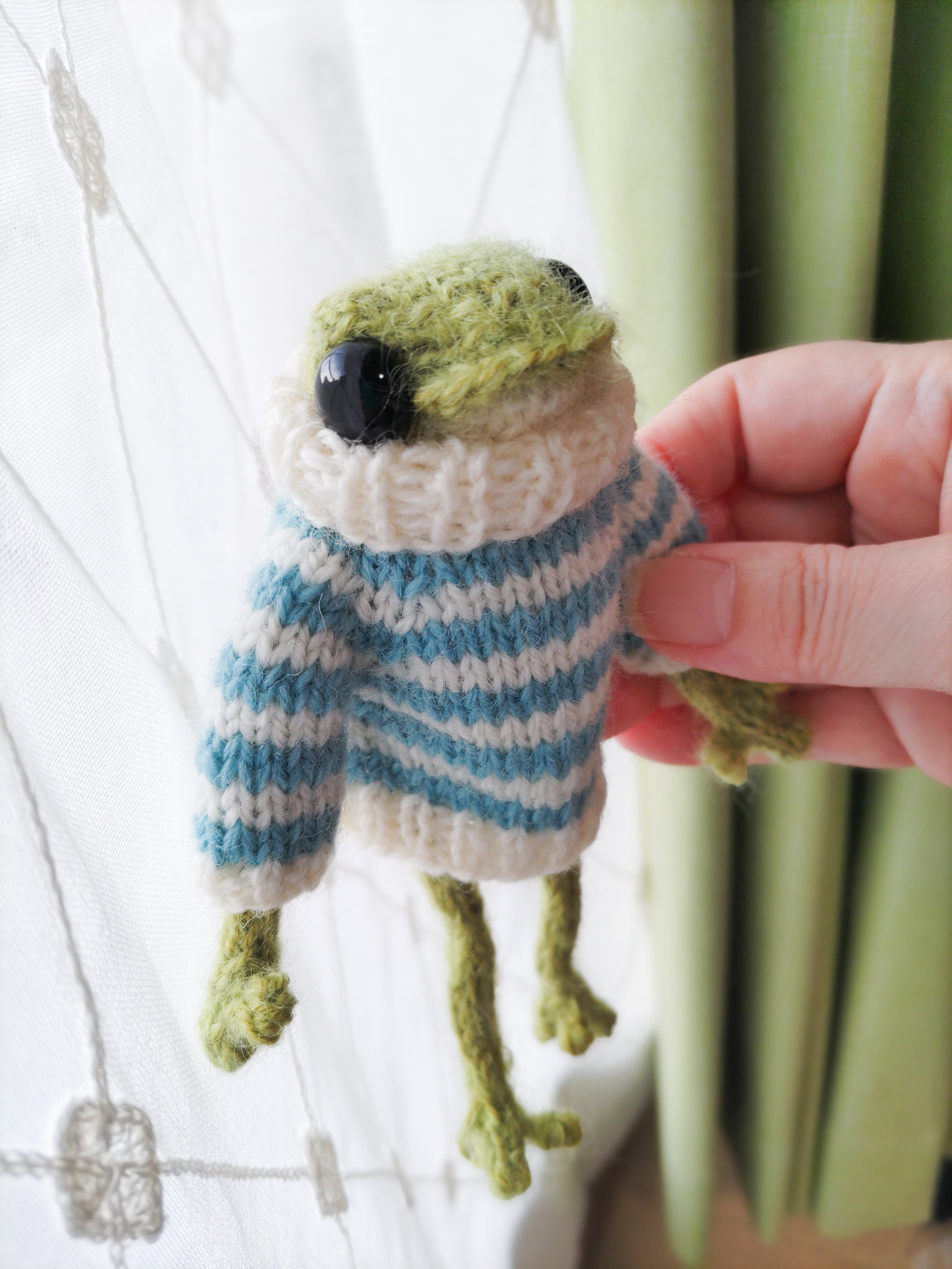 カエル in ボーダー柄セーター