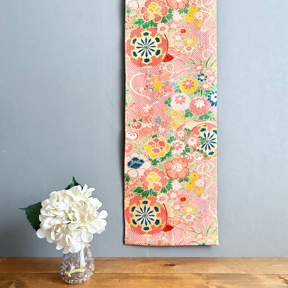 帯のタペストリー　アンティーク　赤に花車　テーブルランナー使用可　小物　和モダン　リメイク インテリア　和室　正月 1枚目の画像
