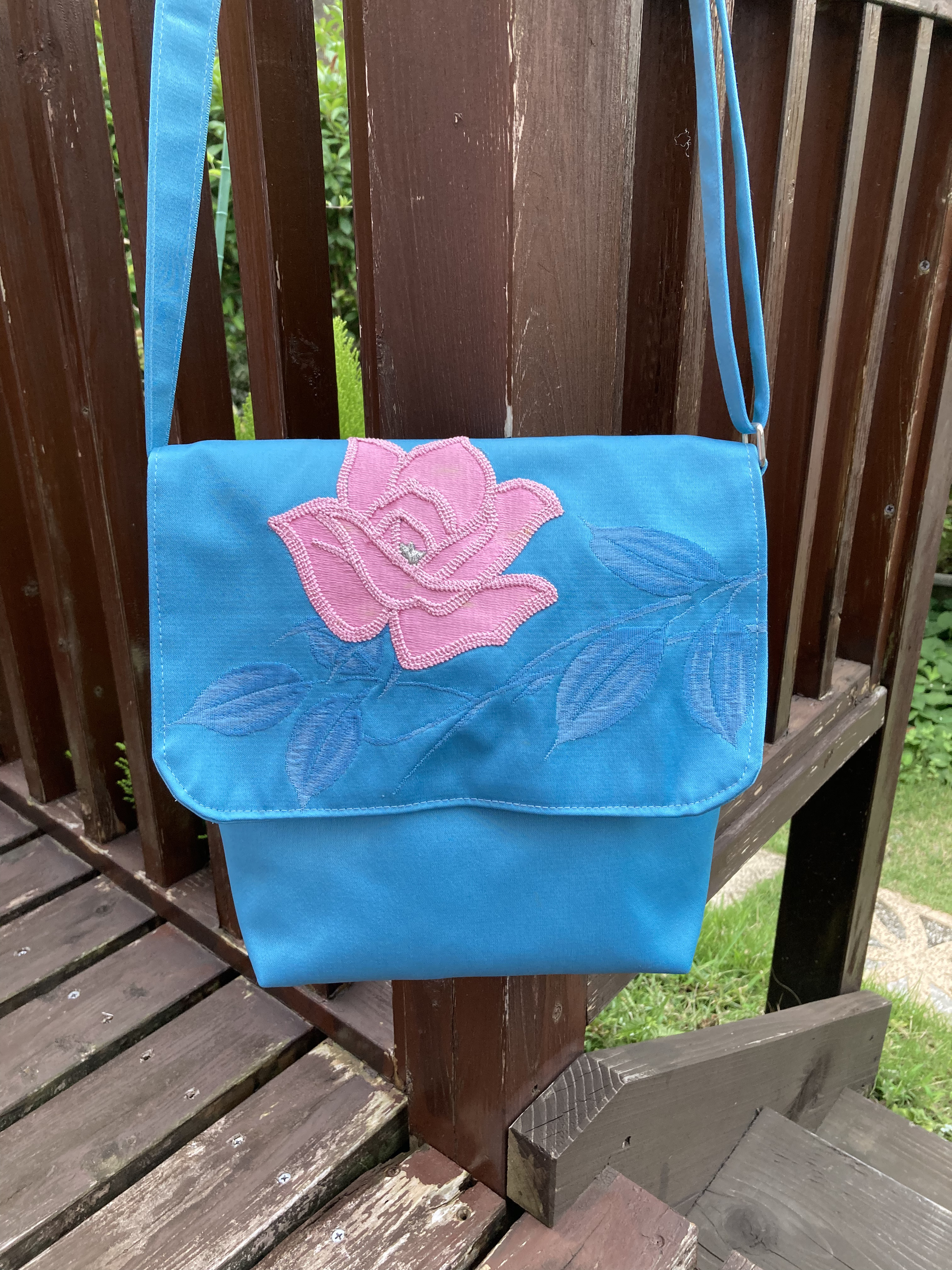 和柄 帯リメイク ショルダーバッグ 名古屋帯 正絹 ブルー 水色 花刺繍