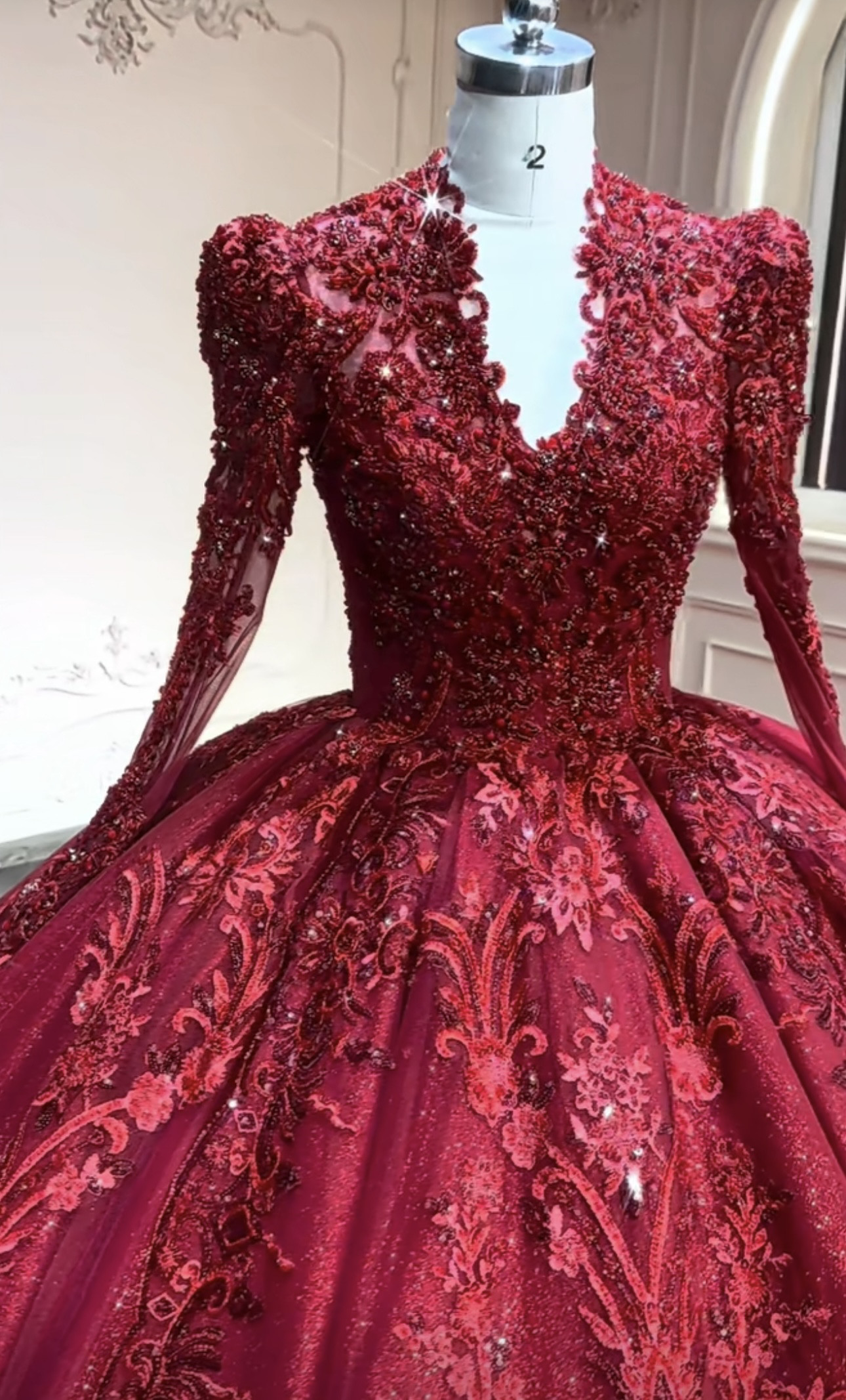 vネック　アンティークなカラードレス　赤レッド　チュール　ストーンビジュー　優雅　フランス風　白可能　ロングトレーン花嫁