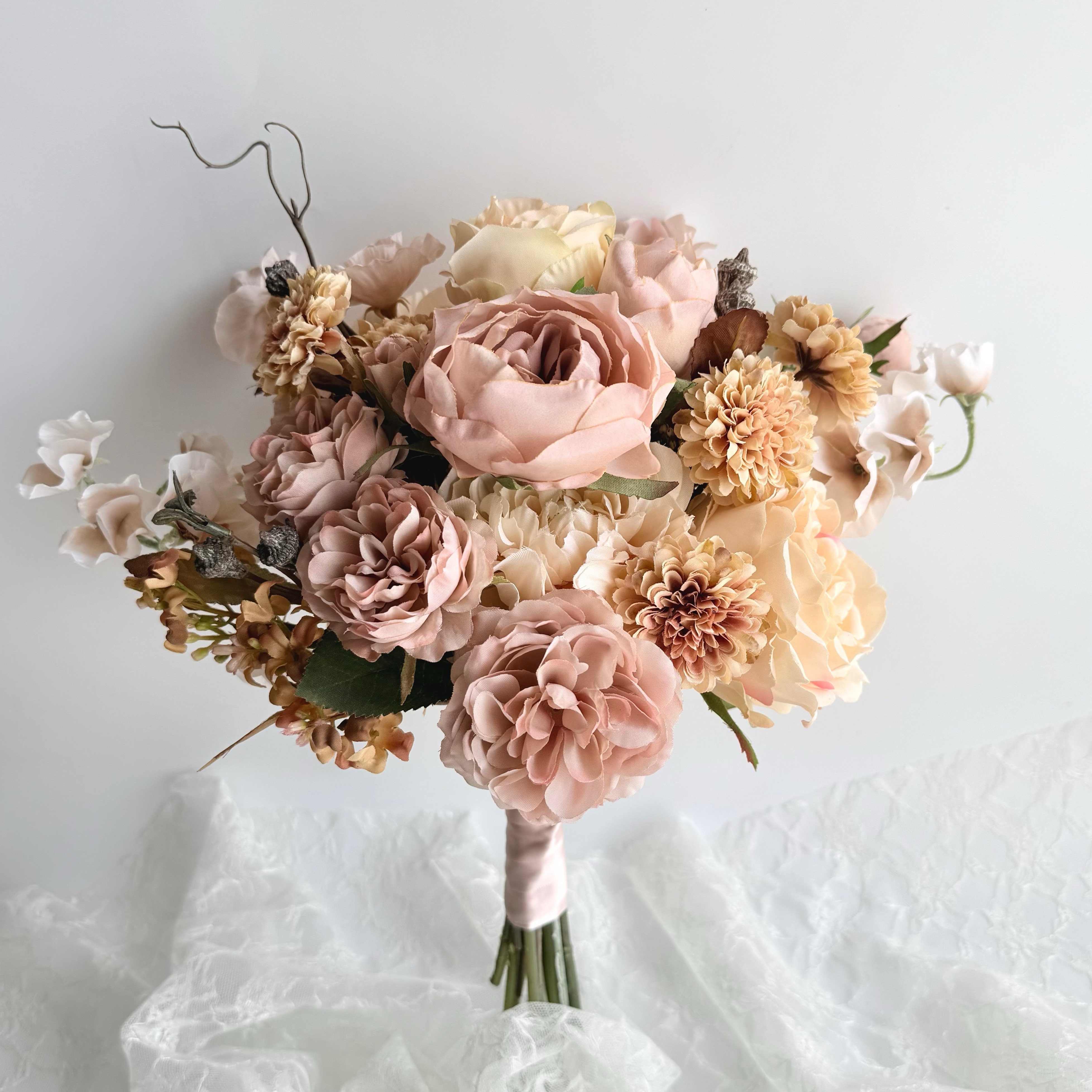 ベージュピンクのロマンティックウェディングブーケ＆ブートニア【アーティフィシャルフラワーブーケ　造花ブーケ】