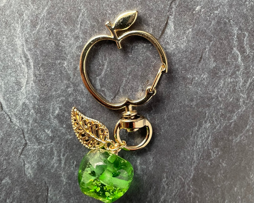 ■新品同様■ AKRIS アクリス レザー バッグチャーム キーホルダー アクセサリー グリーン系 FS4699 再販】グリーンシーグラスのクリアな青りんごキーホルダー Green apple
