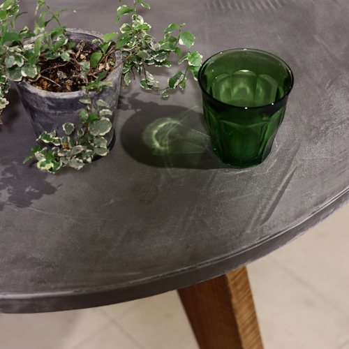 円形｜ラウンドテーブル｜ダークグレー｜薄塗りモルタル｜ダイニングテーブル ◇送料無料◇ 円形｜ラウンドテーブル｜薄塗りモルタル｜三本足