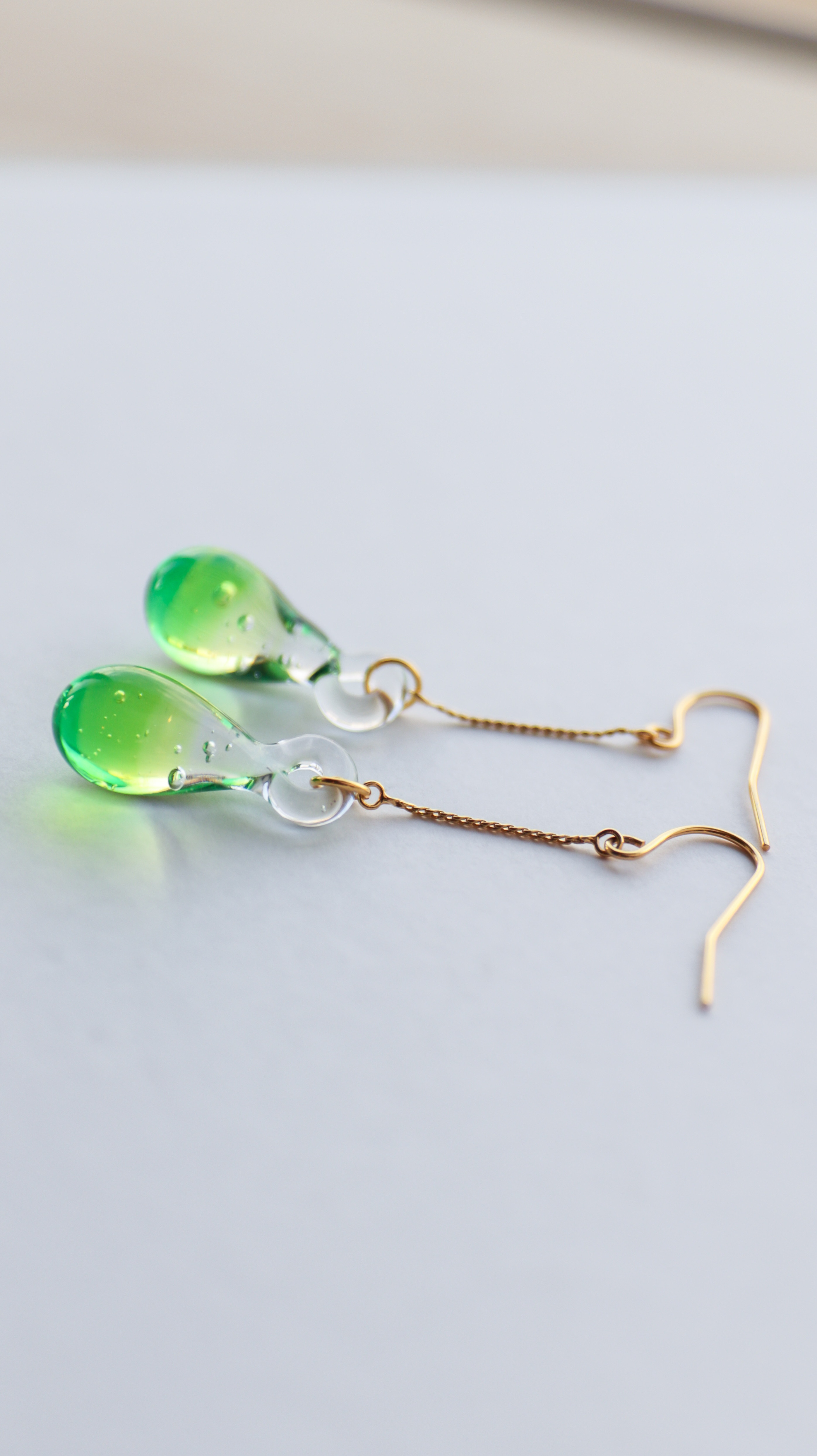 ガラスの若葉ピアス(ガラス　緑　雫　揺れる　ピアス　イヤリング　華奢　小さめ　サージカルステンレス　金属アレルギー対応)