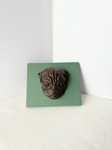 パグのレリーフ