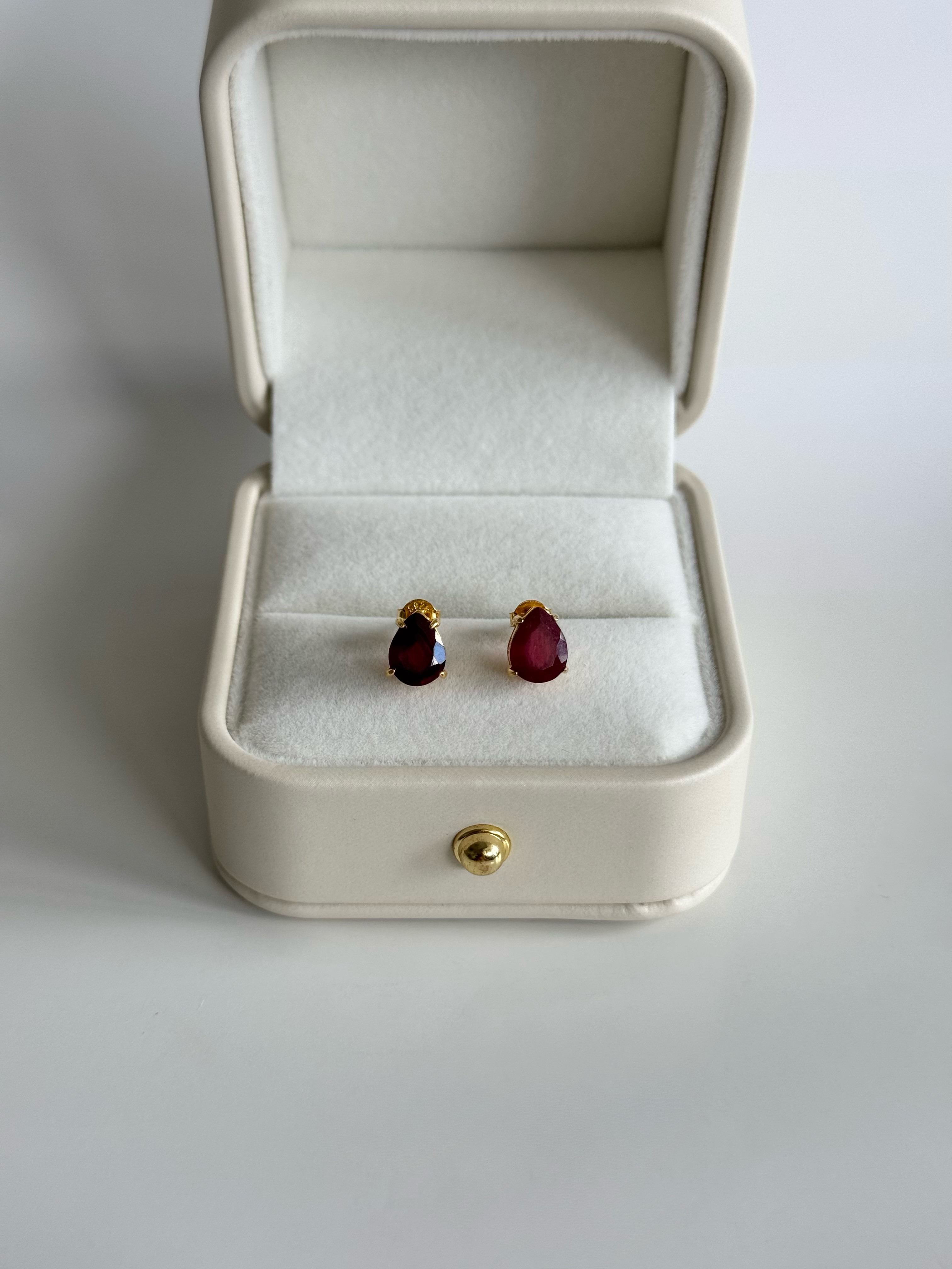 Silver925・18KGP  ルビーのペアシェイプファセットカットピアス