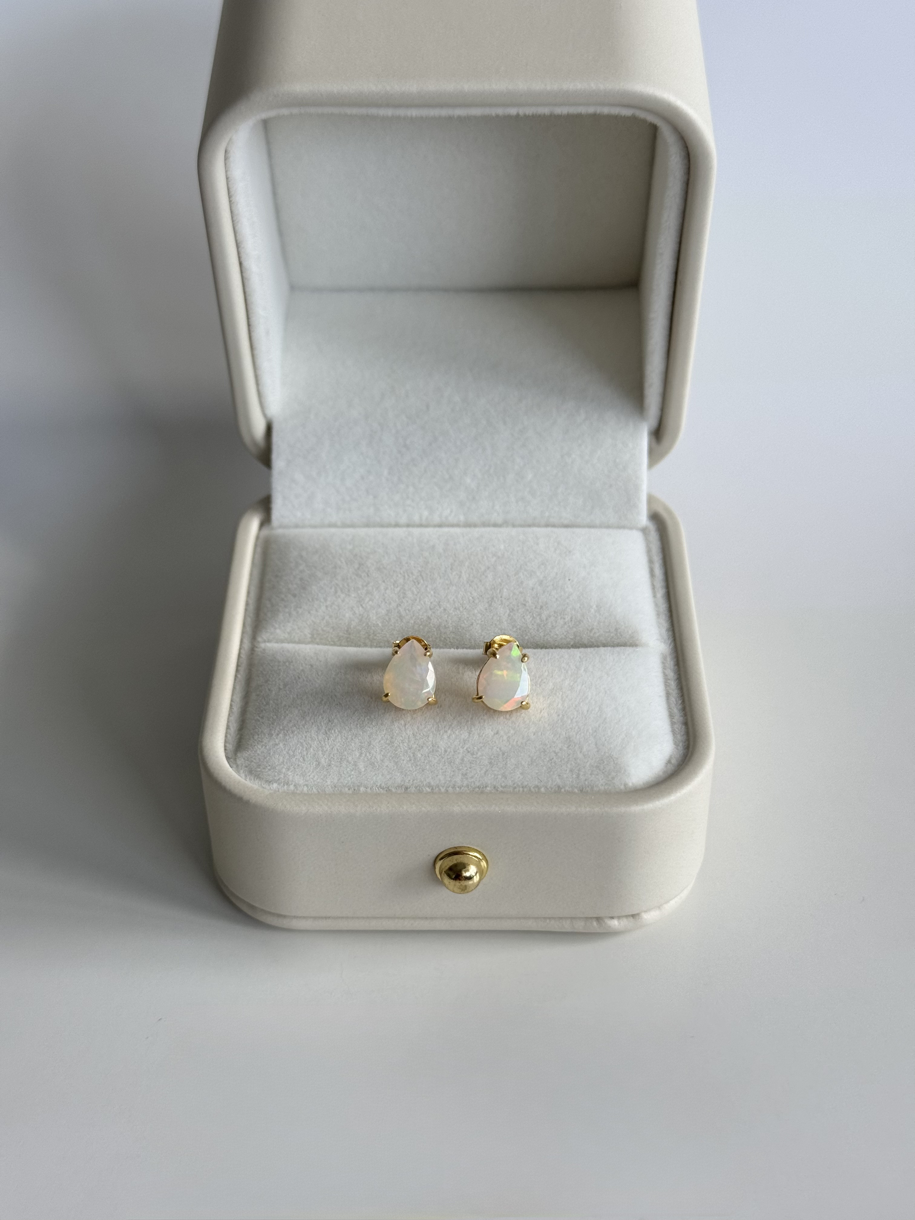 Silver925・18KGP  オパールのペアシェイプファセットカットピアス