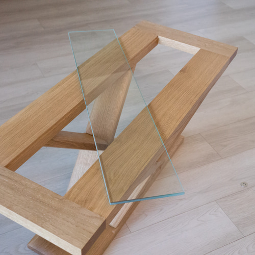 ホワイトオーク(無垢)で組んだガラスローテーブル。X脚と全体