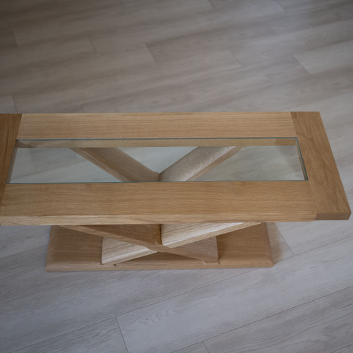 ホワイトオーク(無垢)で組んだガラスローテーブル。X脚と全体