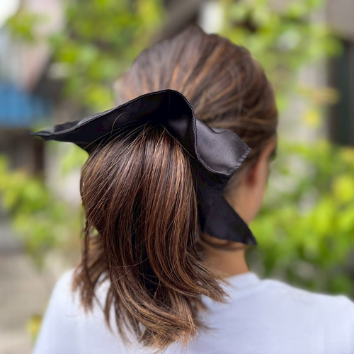 CELINE ブラック サテン シュシュ CELINE レイユール シュシュ / シルク＆ゴールドフィニッシュ ブラス