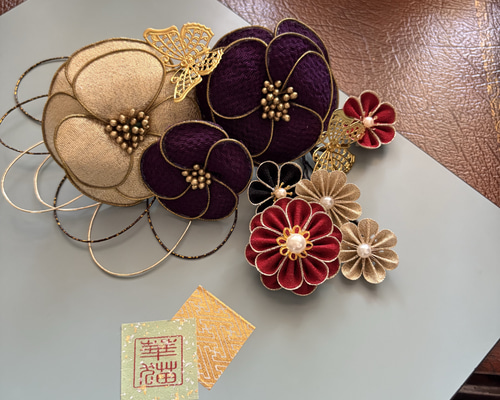 華猫【華猫の椿 紫とゴールド椿とつまみ細工の髪飾り】つまみ細工髪