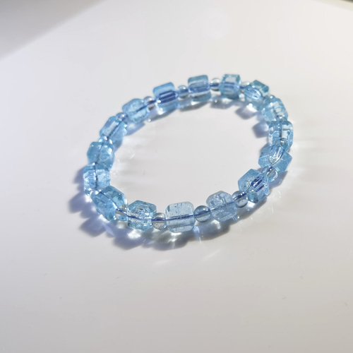 水晶の立方体に青空を閉じ込めた」天然ブルートパーズ キューブ型