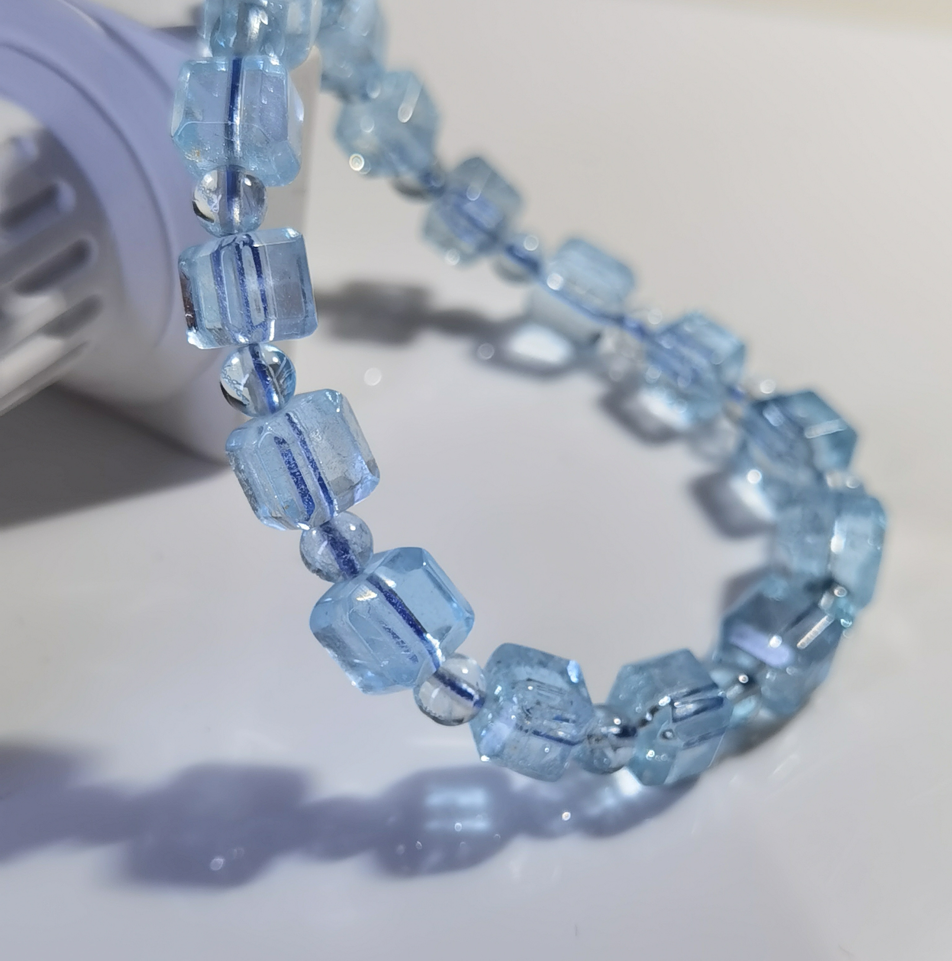 「水晶の立方体に青空を閉じ込めた」天然ブルートパーズ　キューブ型　ブレスレット