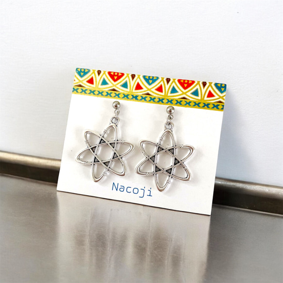 医療系・理系がグッとくる原子ピアス 2枚目の画像