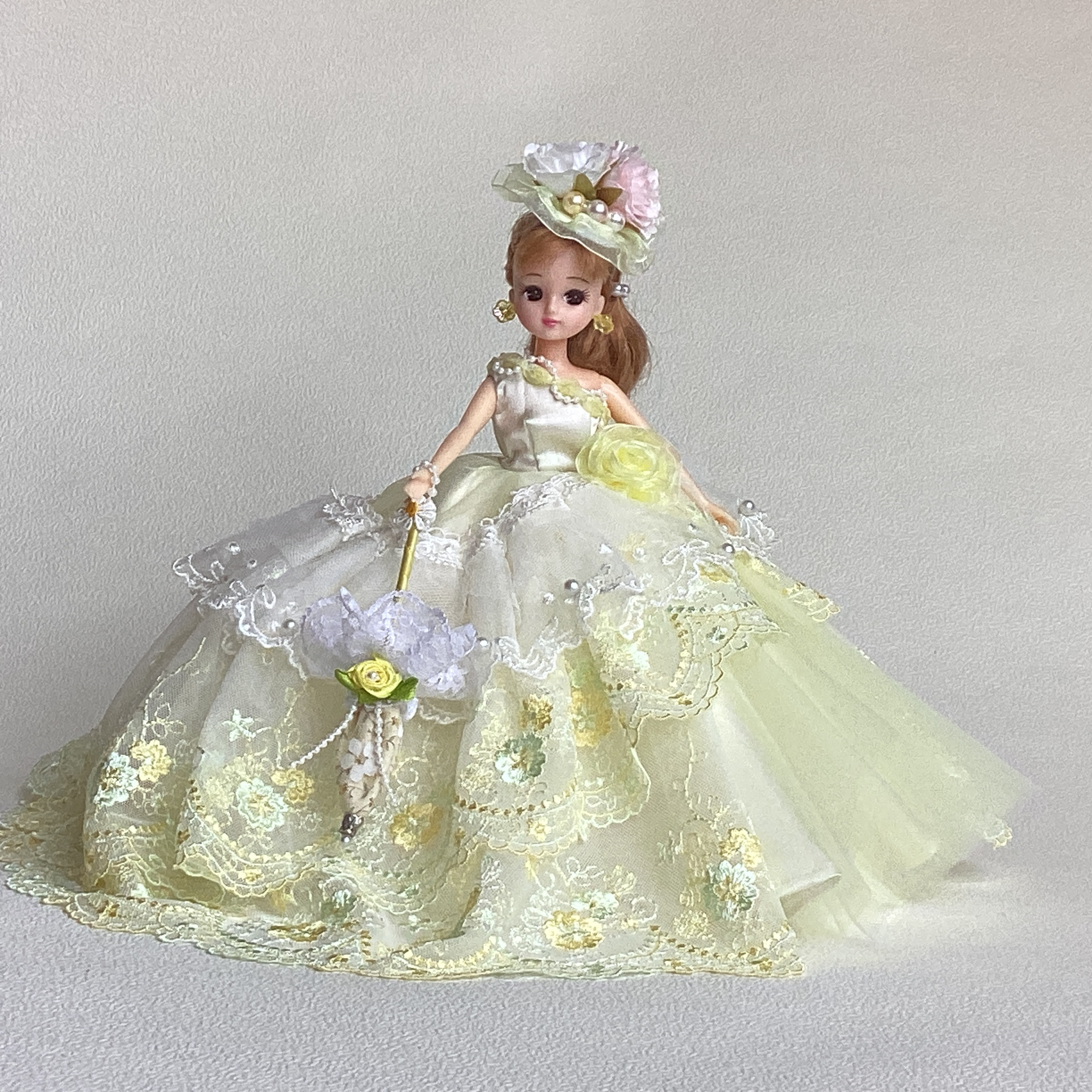 アシンメトリーな黄色お花刺繍のフンワリドレス〜　1/6ドール用着せ替えドレス