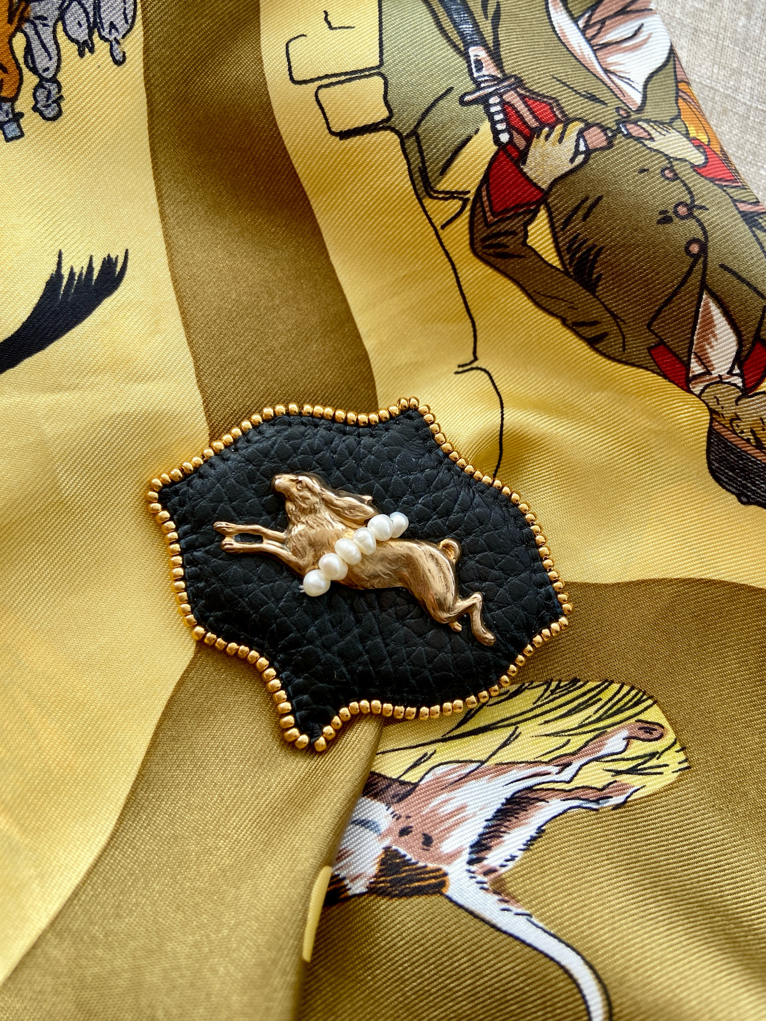 真鍮うさぎと淡水パールの本革ブローチ