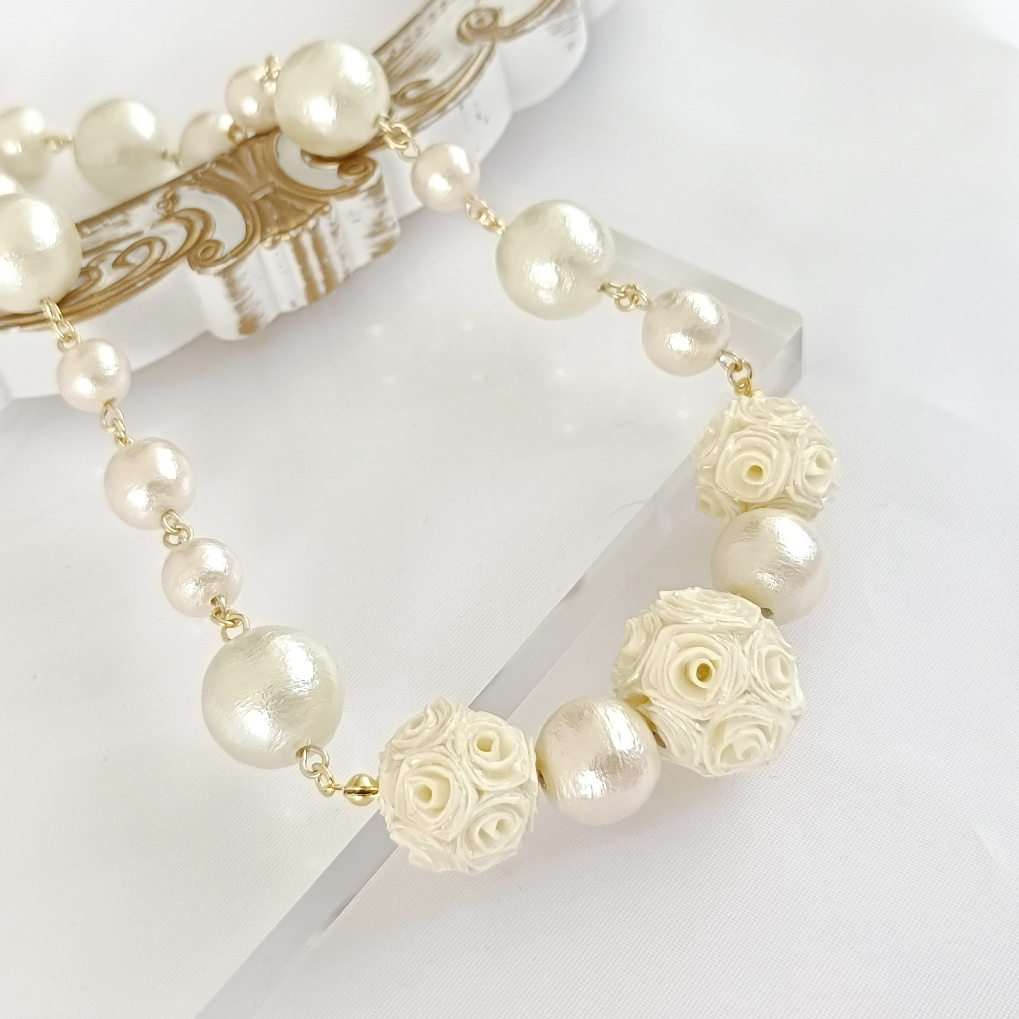 白いバラとコットンパールのネックレス　ロザフィ