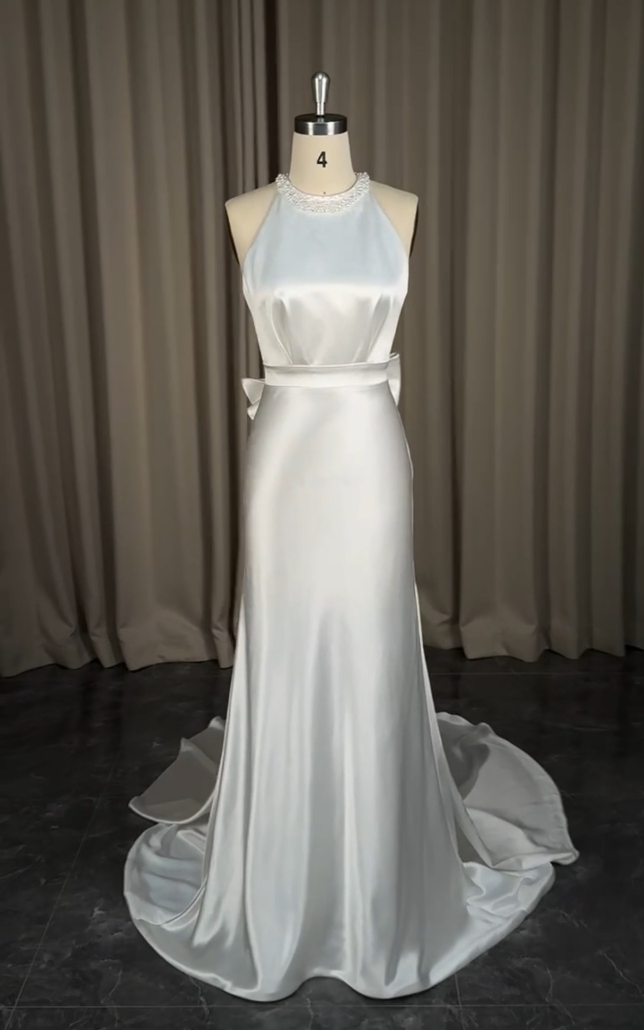 上品上質なバックリボン　ホワイト花嫁　カラー変更対応可能ノースリーブ　スレンダーライン　ロングトレーン発表会演奏会二次会