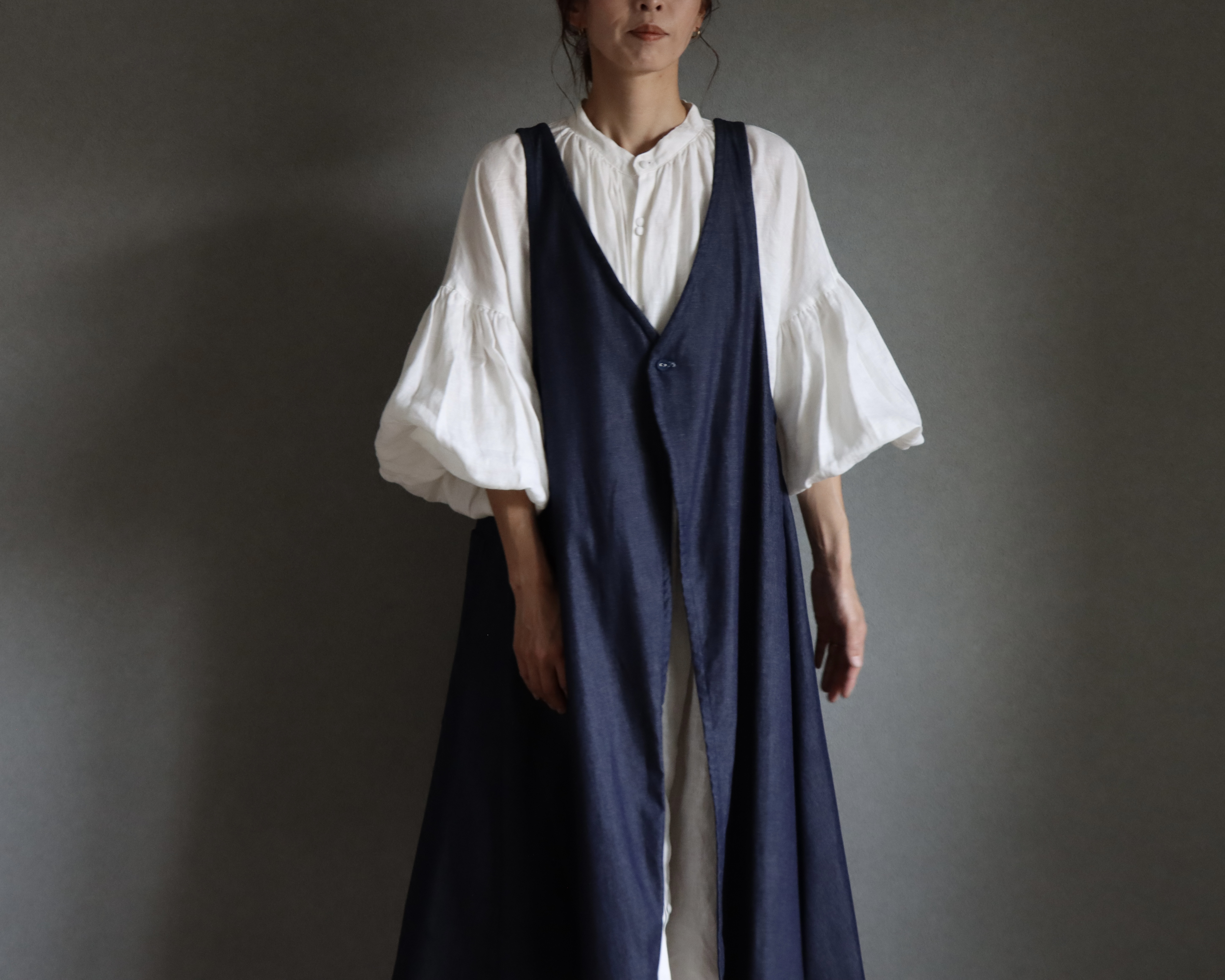 岡山県児島8オンスソフトデニムで魅せる、フレアラインが綺麗な前後2wayエプロンワンピース／インディゴ