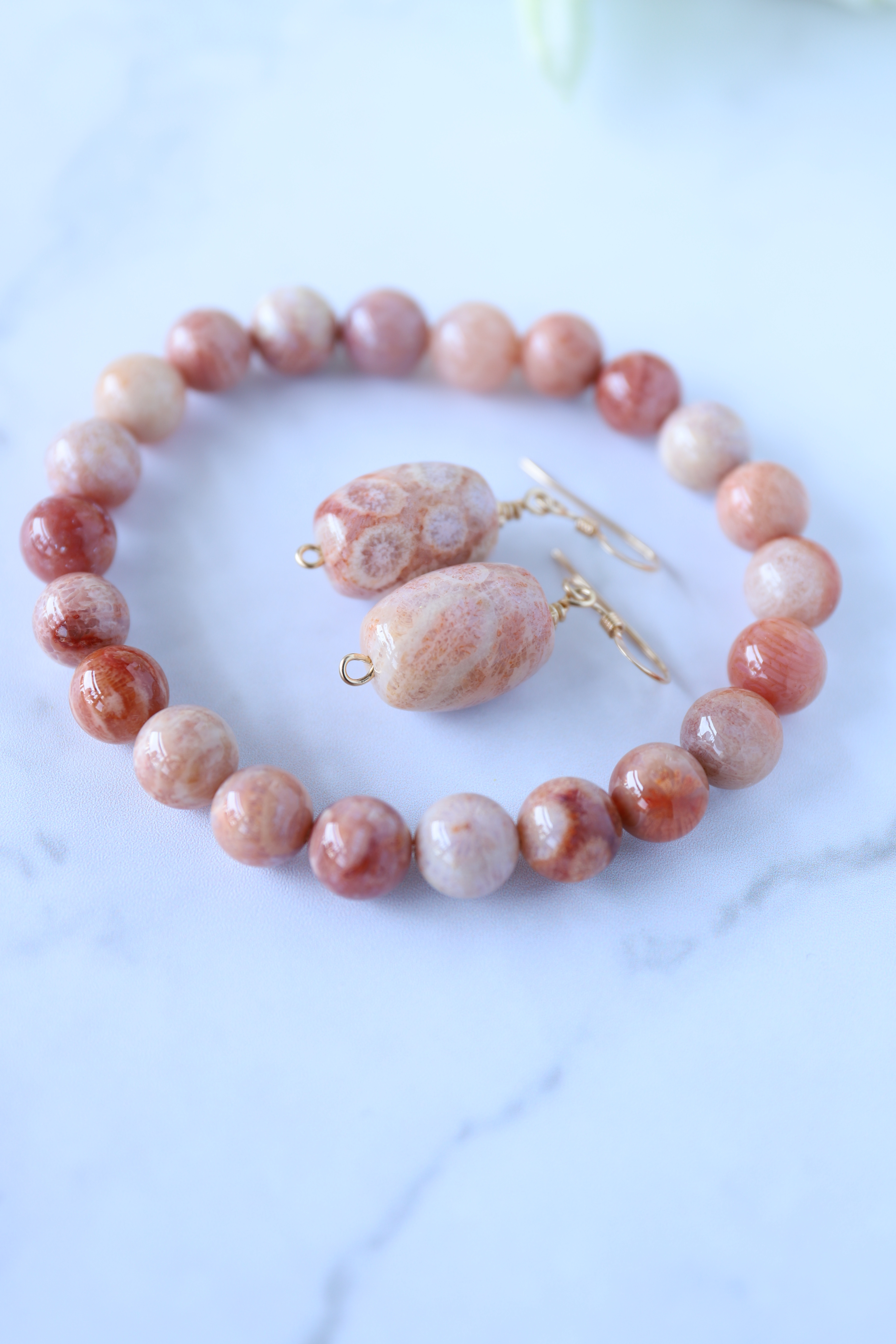 遠い記憶を宿す　フォッシルコーラル 　ピアス&ブレスレットセット（ピンク系）