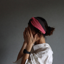 おうち時間のまとめ髪をお洒落に／ふわふわダブルガーゼトリプルカラーヘアバンド／チェリーピンク×チャコール×ブラック 3枚目の画像