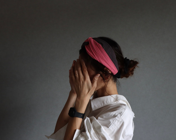 おうち時間のまとめ髪をお洒落に／ふわふわダブルガーゼトリプルカラーヘアバンド／チェリーピンク×チャコール×ブラック 3枚目の画像