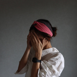 おうち時間のまとめ髪をお洒落に／ふわふわダブルガーゼトリプルカラーヘアバンド／チェリーピンク×チャコール×ブラック 4枚目の画像