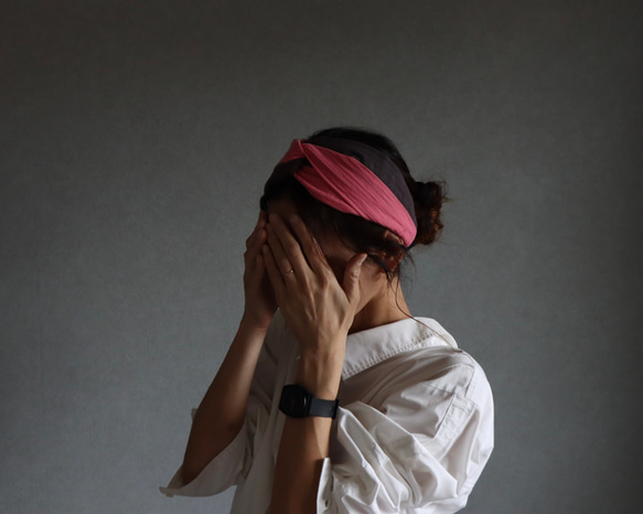 おうち時間のまとめ髪をお洒落に／ふわふわダブルガーゼトリプルカラーヘアバンド／チェリーピンク×チャコール×ブラック 4枚目の画像